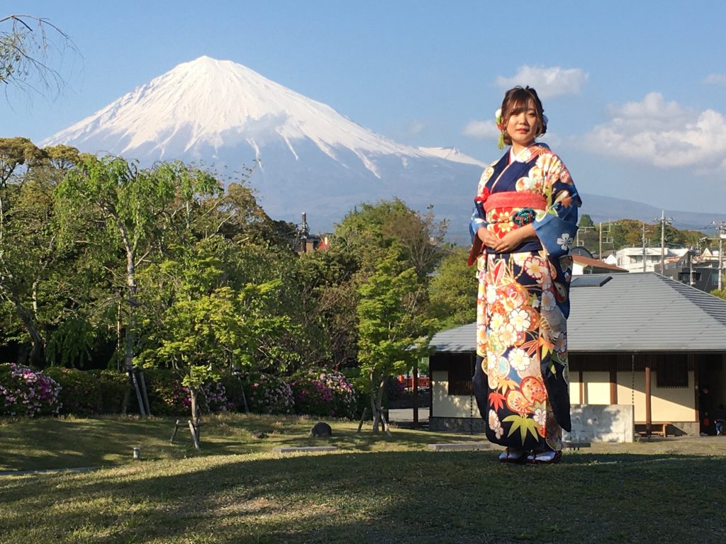 令和になってもやっぱり人気の振袖前撮り撮影　 in 富士　富士宮　南部  　世界遺産の浅間大社と富士山を背景に　ヘアーはバッチリ　メイクもバッチリ　　着付けもバッチリ　気分は絶好調　コロナウイルスも吹っ飛びます！
