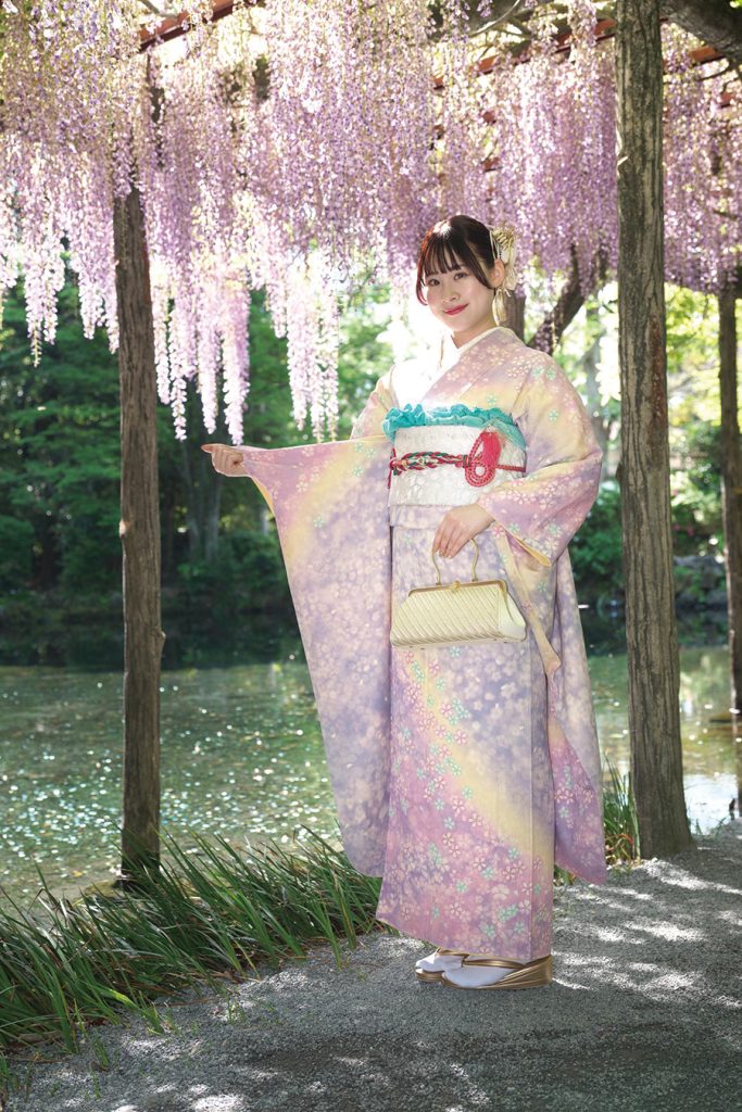 藤の花と同じ色の振袖で可憐な姿に！