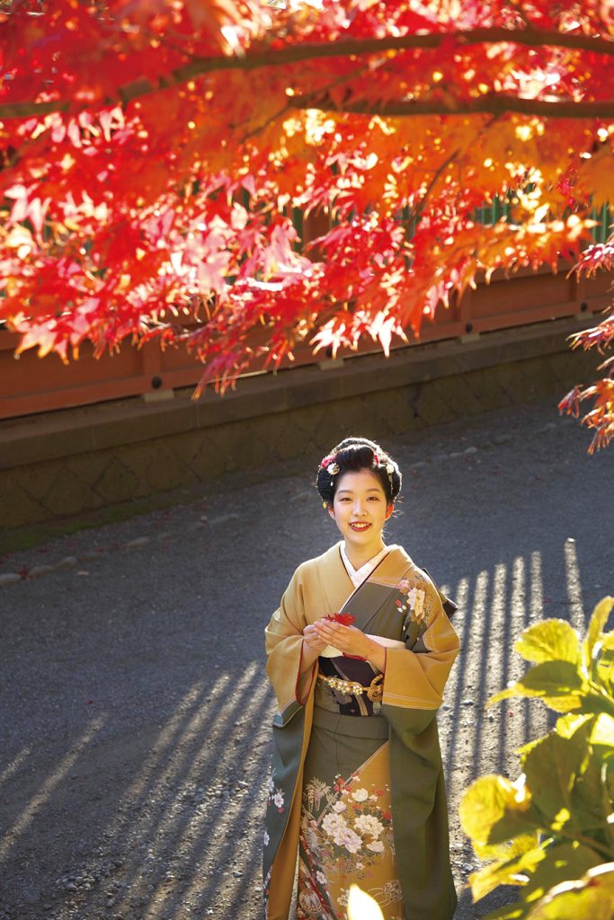 紅葉を背景にしっとりと美しい 大和撫子に